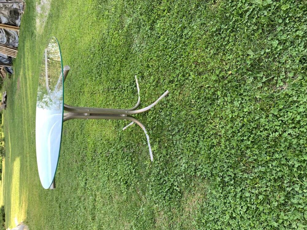 Round Bauhaus table in transparent glass and chrome - grey silver tubular base.