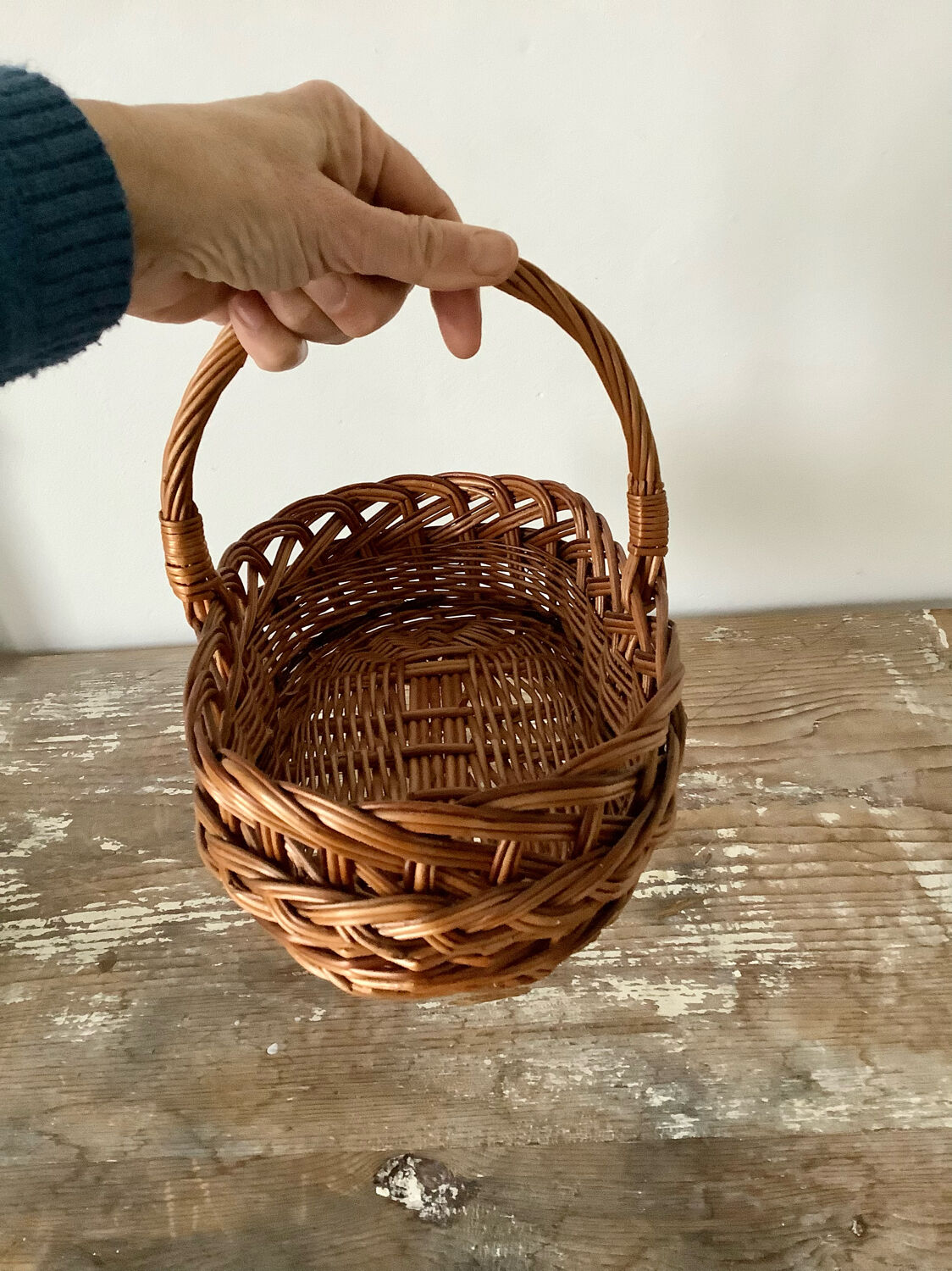 Oval basket with handle