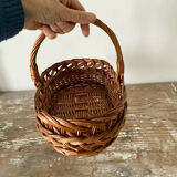 Oval basket with handle