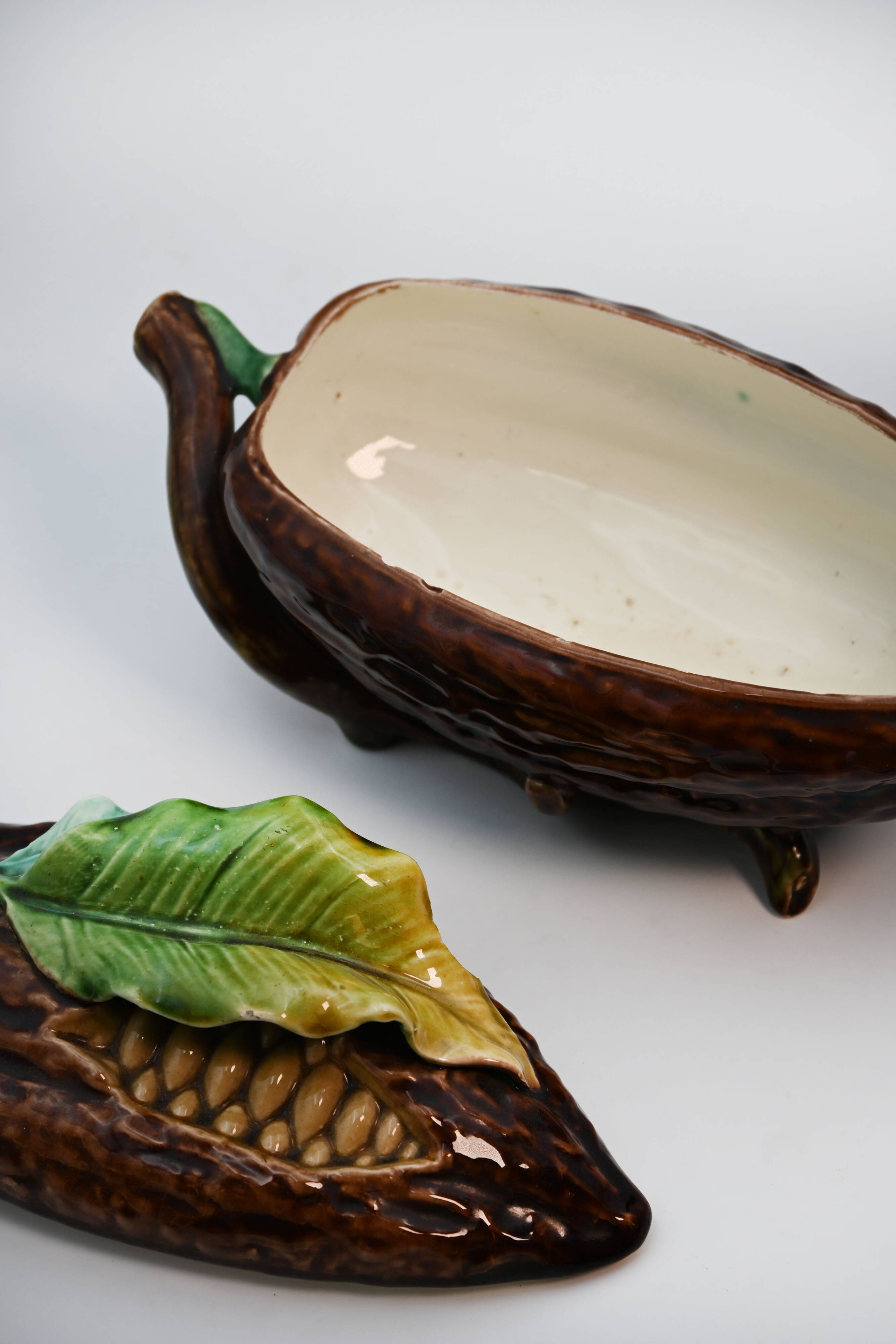 Ceramic cocoa pod