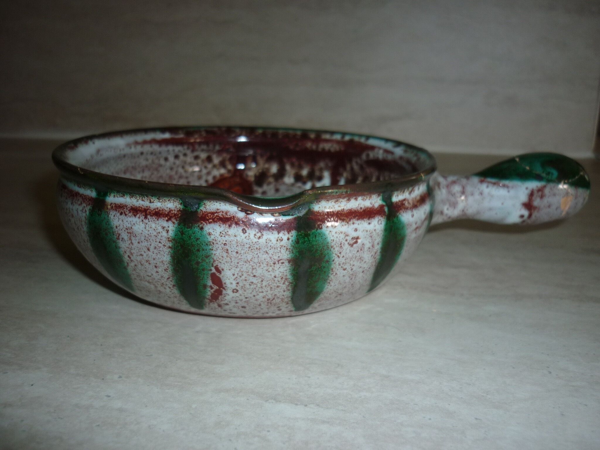 Frying pan with fat lava and ceramic fish decor