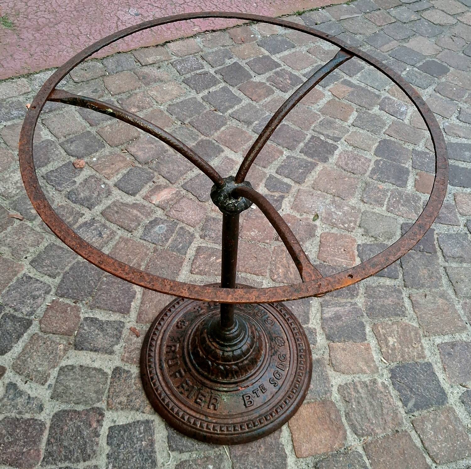 Old bistro guéridon table bar restaurant