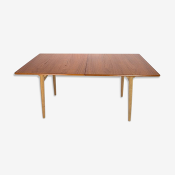 Dining table in teak and oak with extensions designed by Hans J. Wegner
