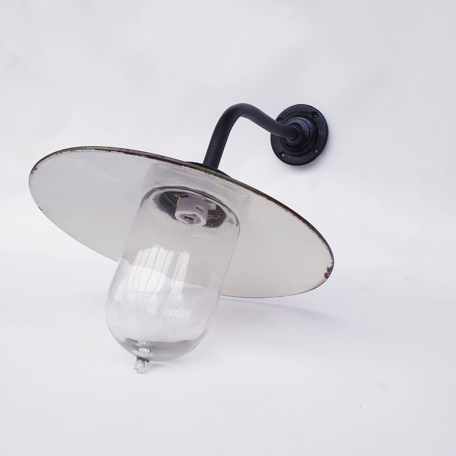 Antique outdoor lamp in enamelled sheet metal