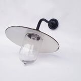 Lampe d'extérieur ancienne en tôle émaillée