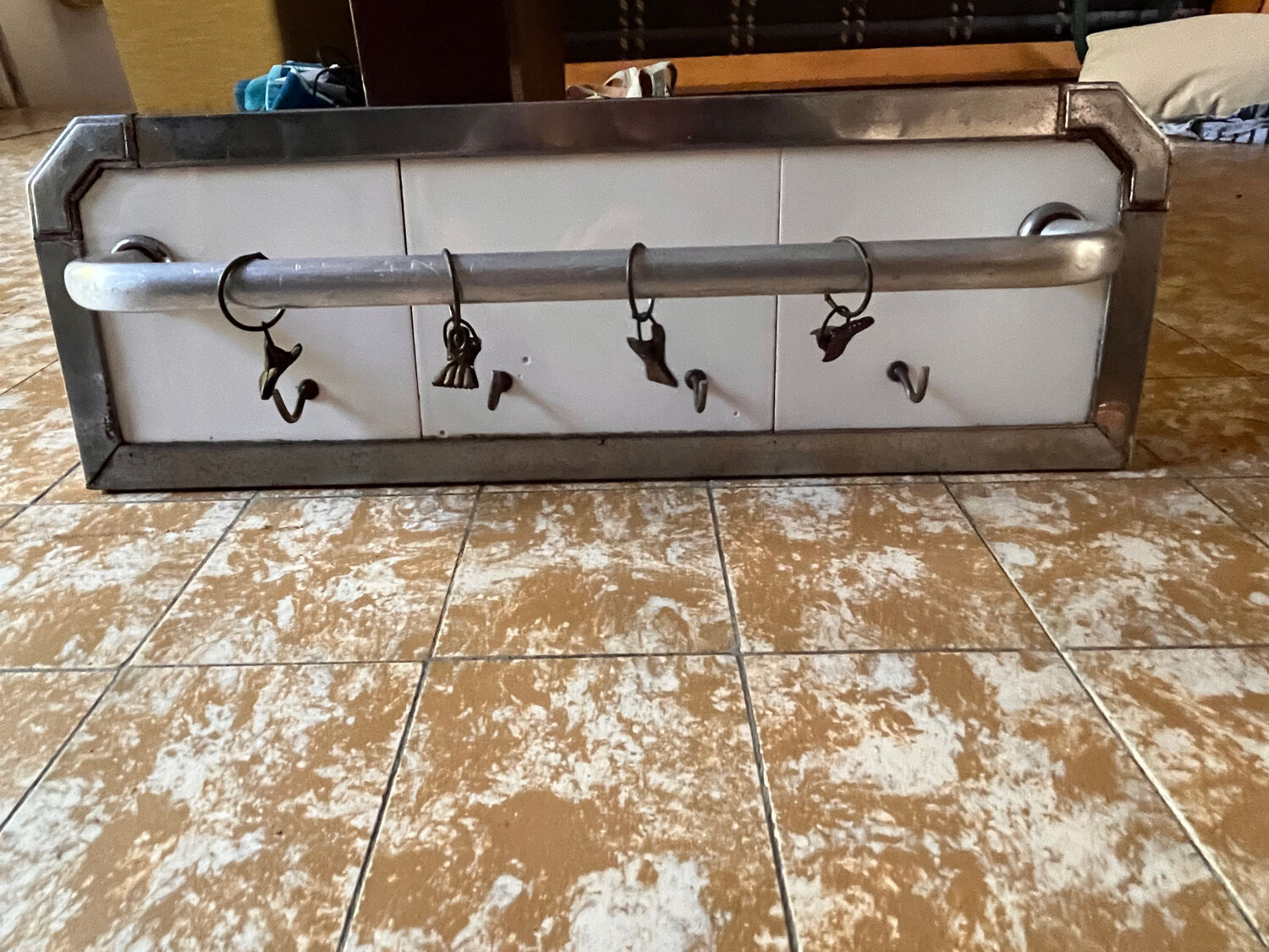 Door towels kitchen old metal white tiles