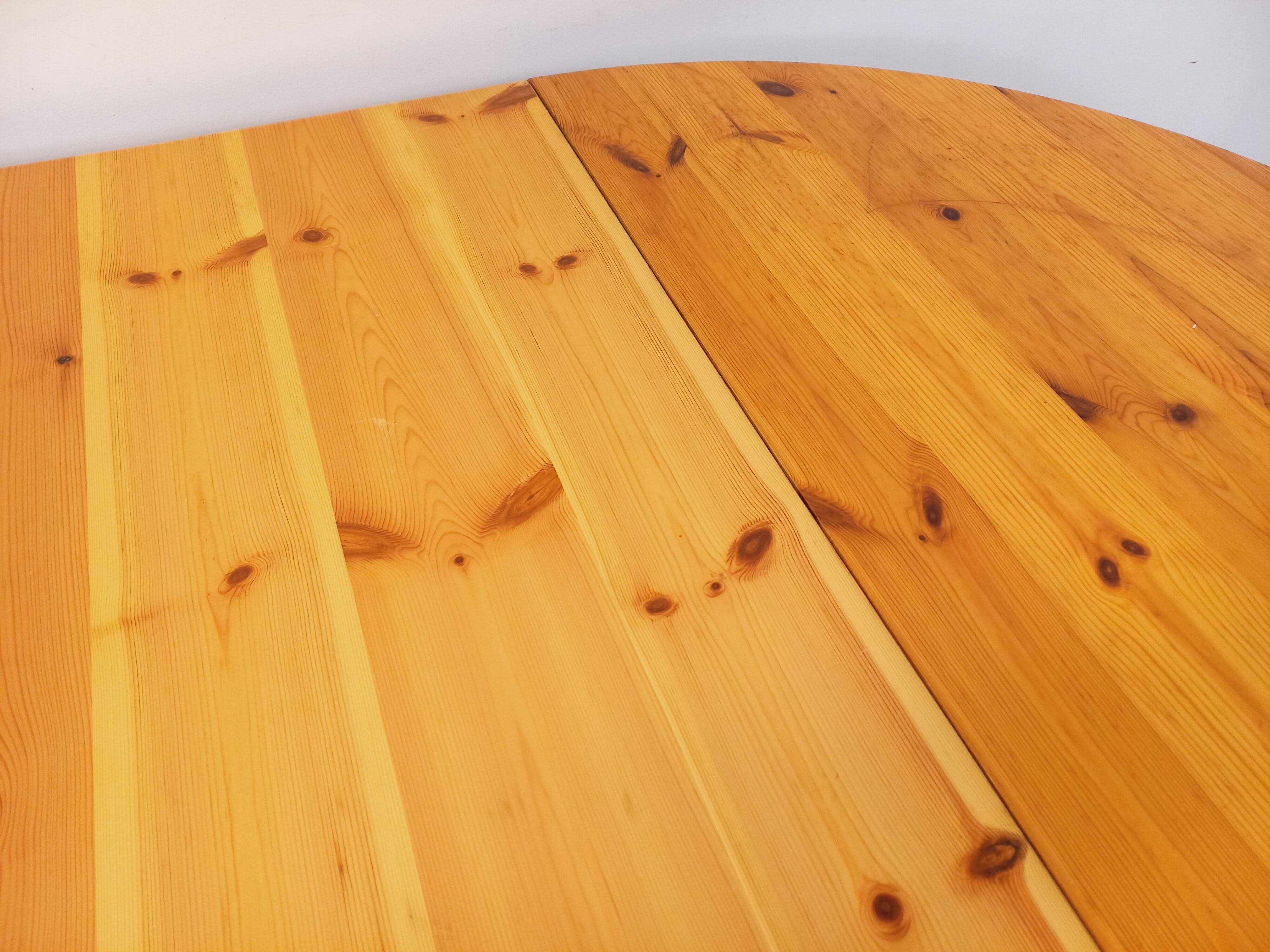 Vintage Scandinavian round dining table by Rainer Daumiller in pine from the 1960s.