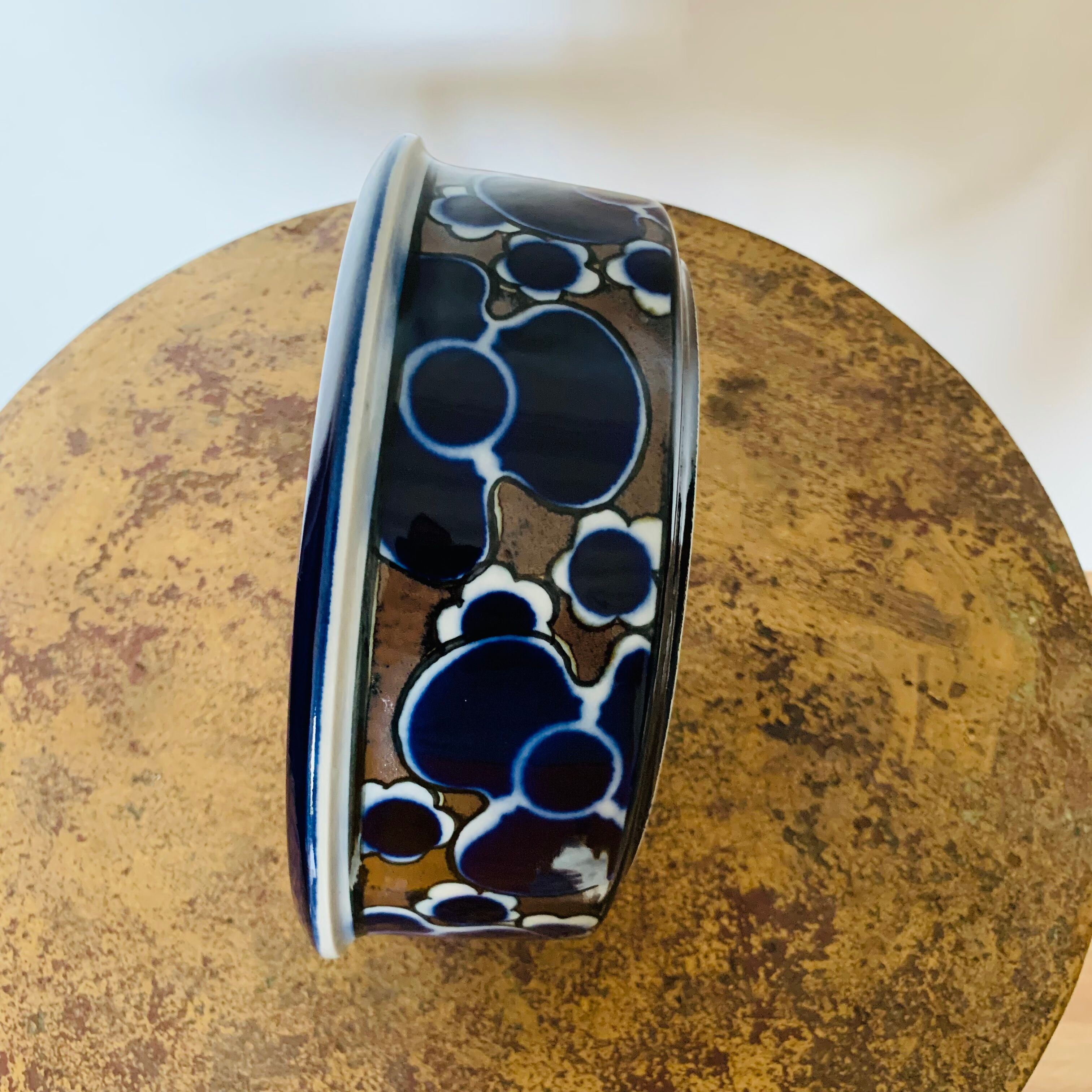 Bowl with lid, Saara model, by Anya Jaatinen Winqvist for Arabia