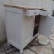 Buffet parisien vintage réenchanté en gris perle, plateau bois.