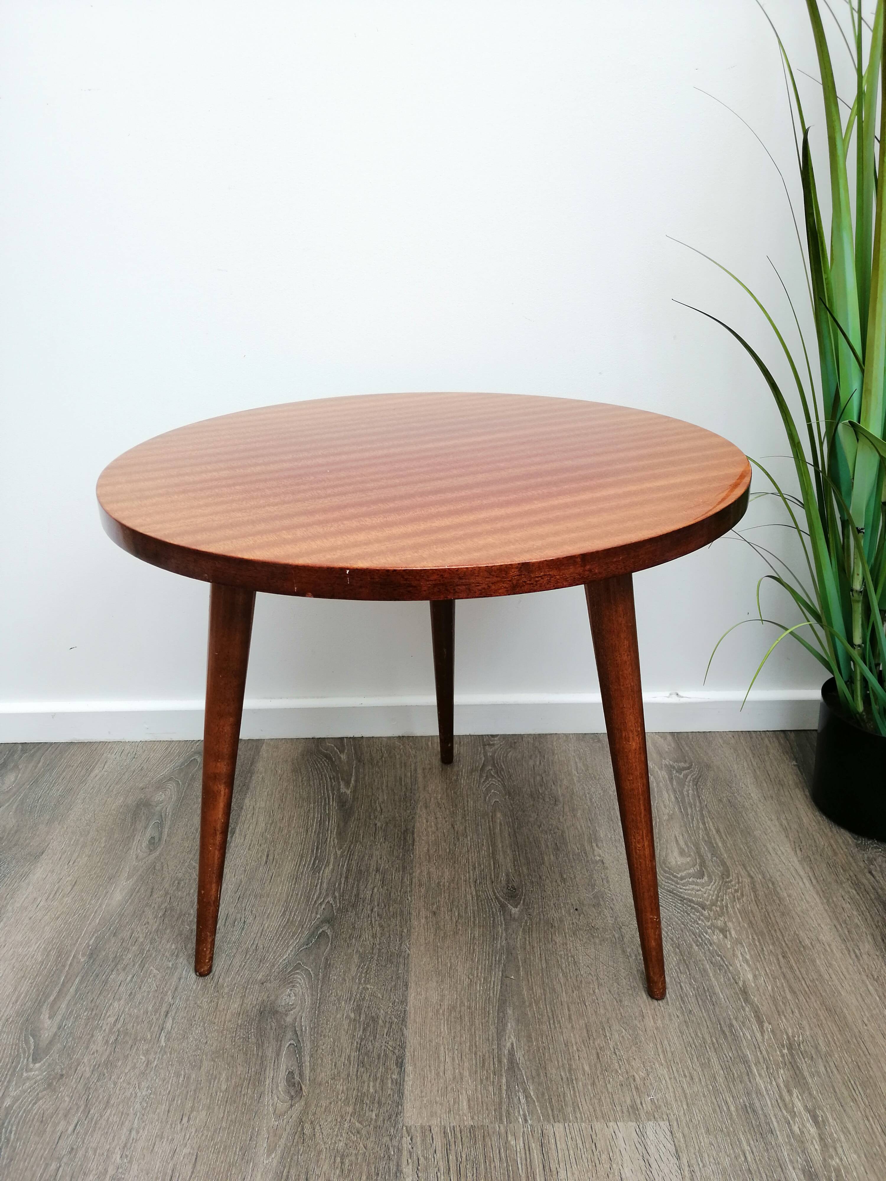 Tripod table