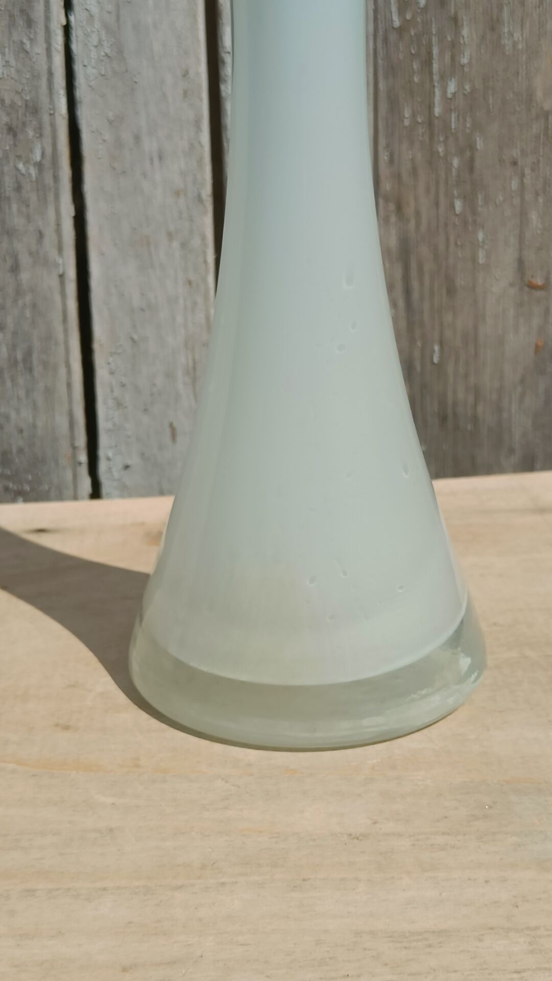 Single-stem vase in white opaline glass