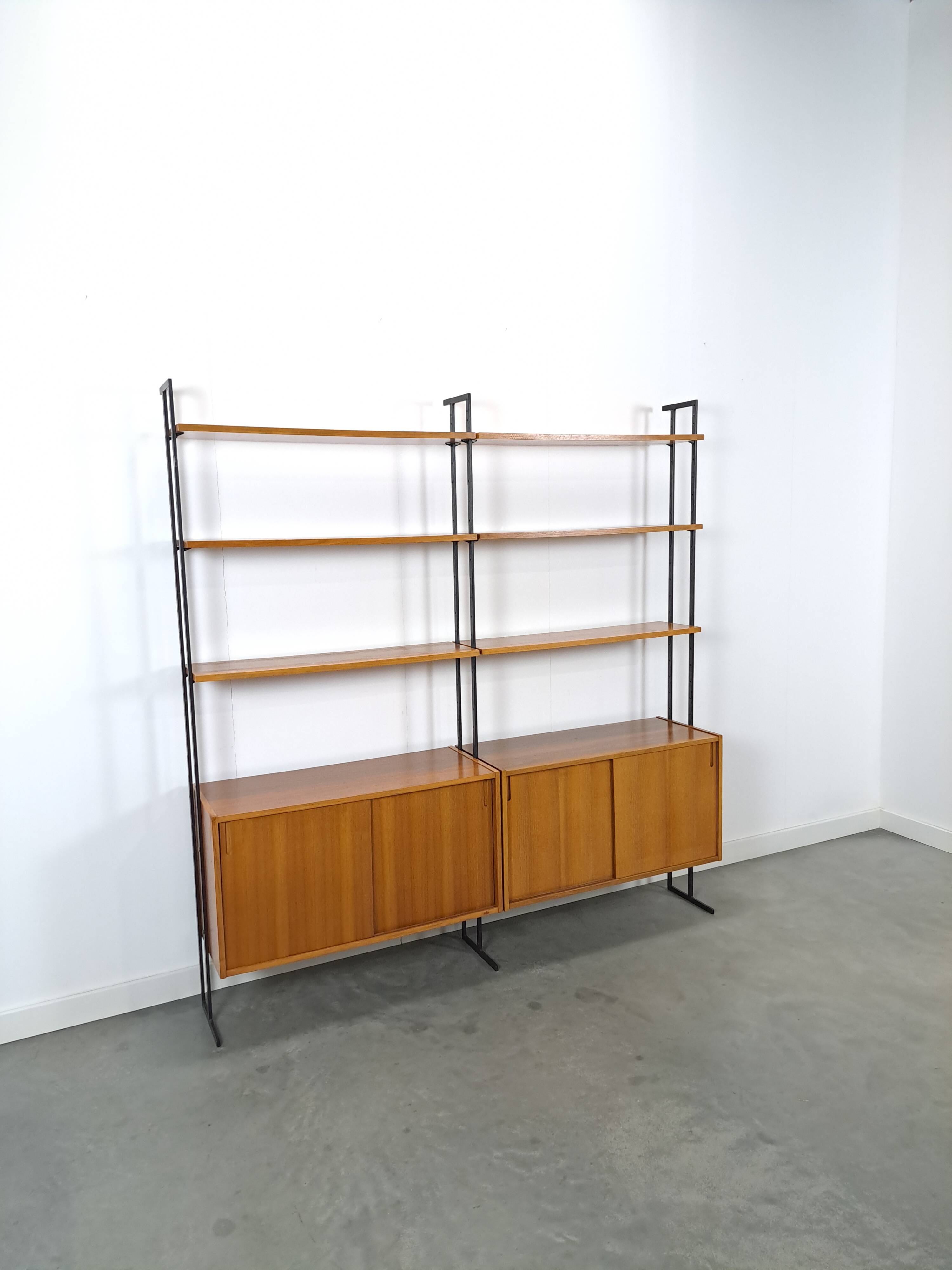 Modulair Omnia wandsysteem, Hilker, teak en zwart staal met legplanken