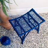 Tabouret en rotin vintage monochrome bleu