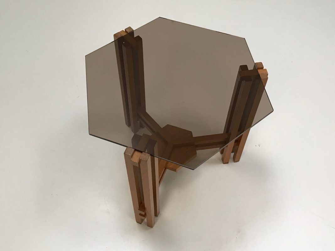 Table d’appoint moderniste néerlandaise en bois et en verre hexagonale des années 1960
