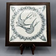 Dessous de plat en terre de fer – décor d’hirondelles – Faïencerie de Longwy
