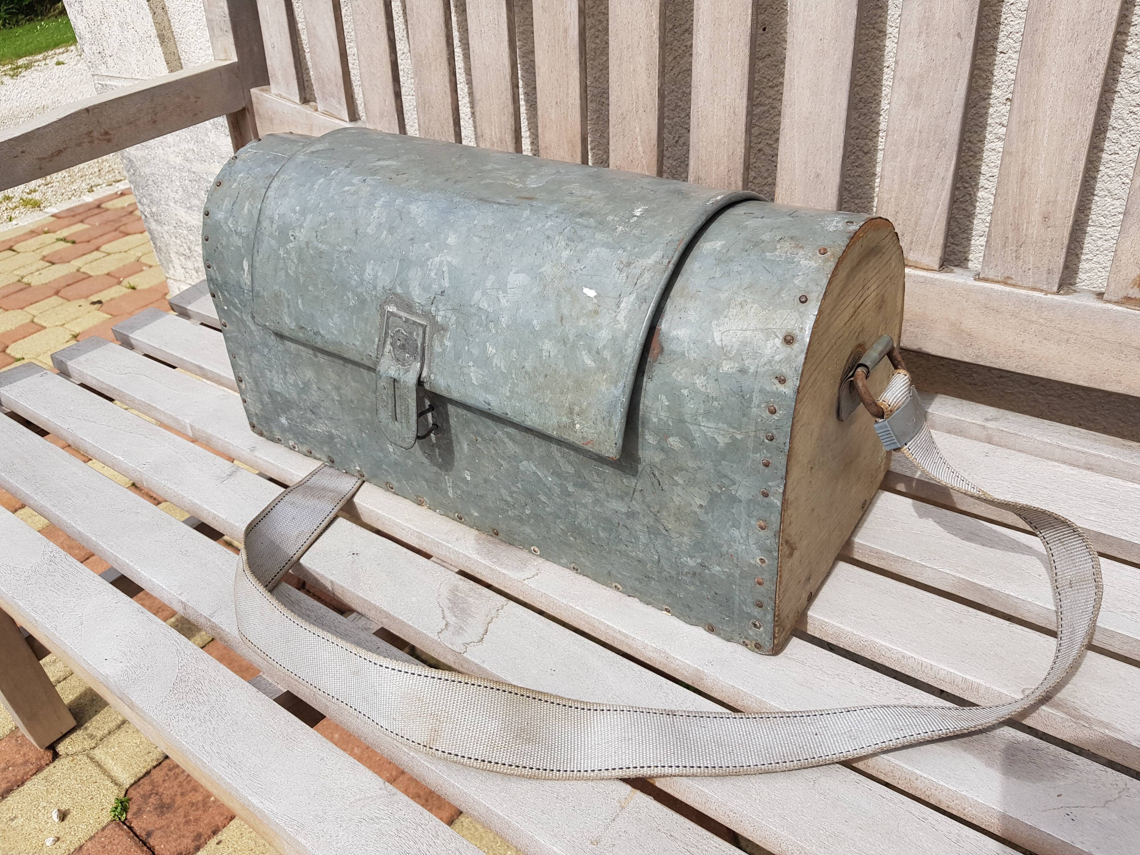 Caisse d'ouvrier ancienne zinc