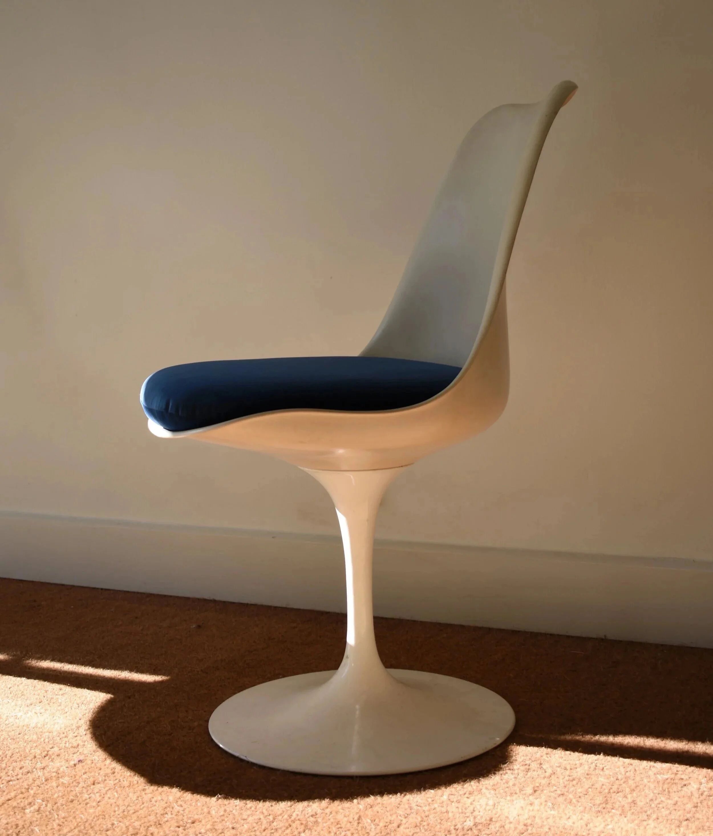 Tulip Chairs Eero Saarinen: set of three chairs