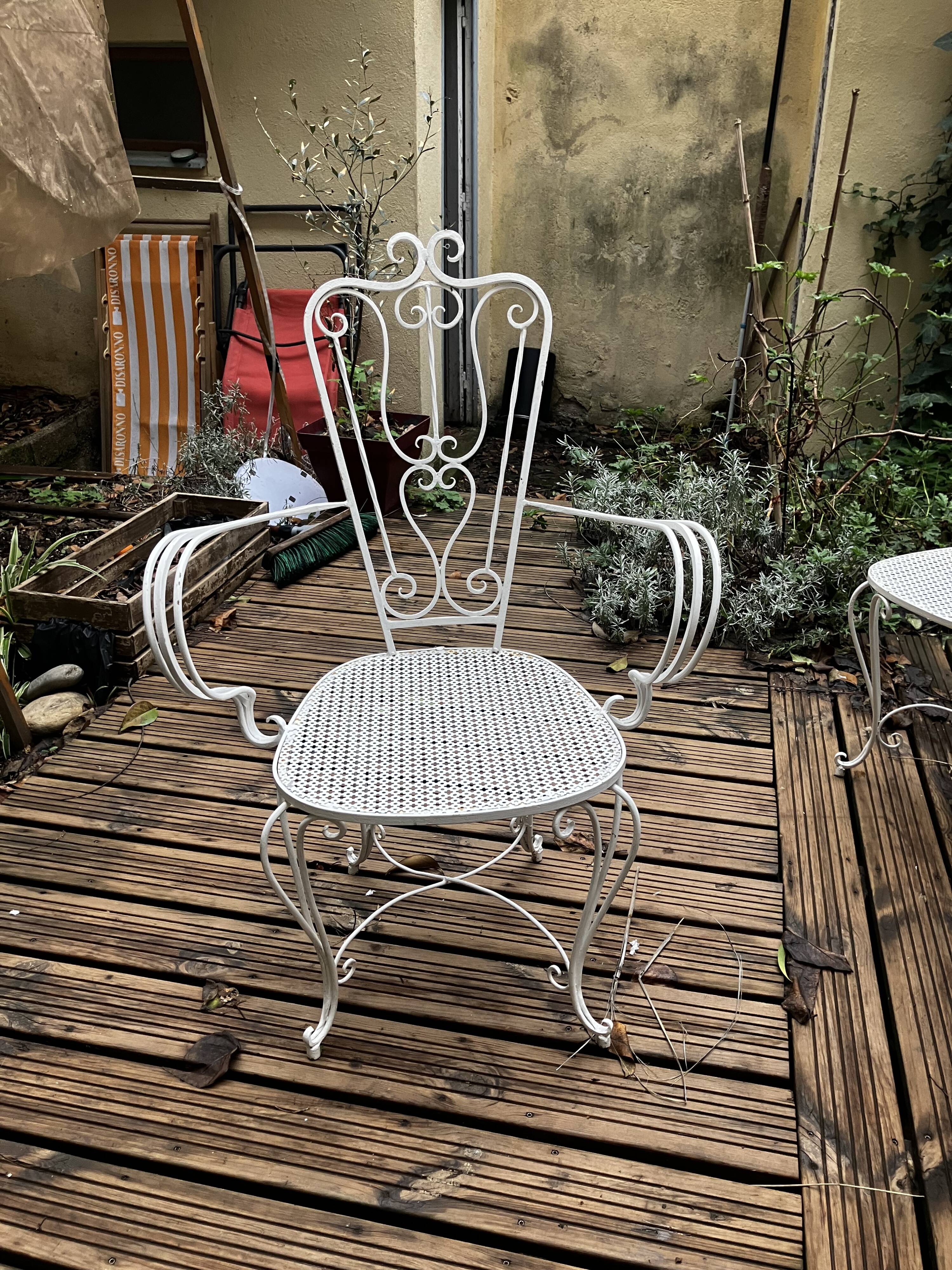 Tables et chaises jardin fer forgé blanc et mosaïque
