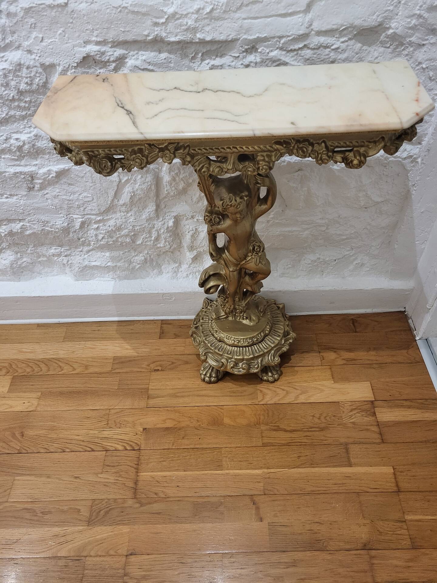 Console antique sculptée chérubin