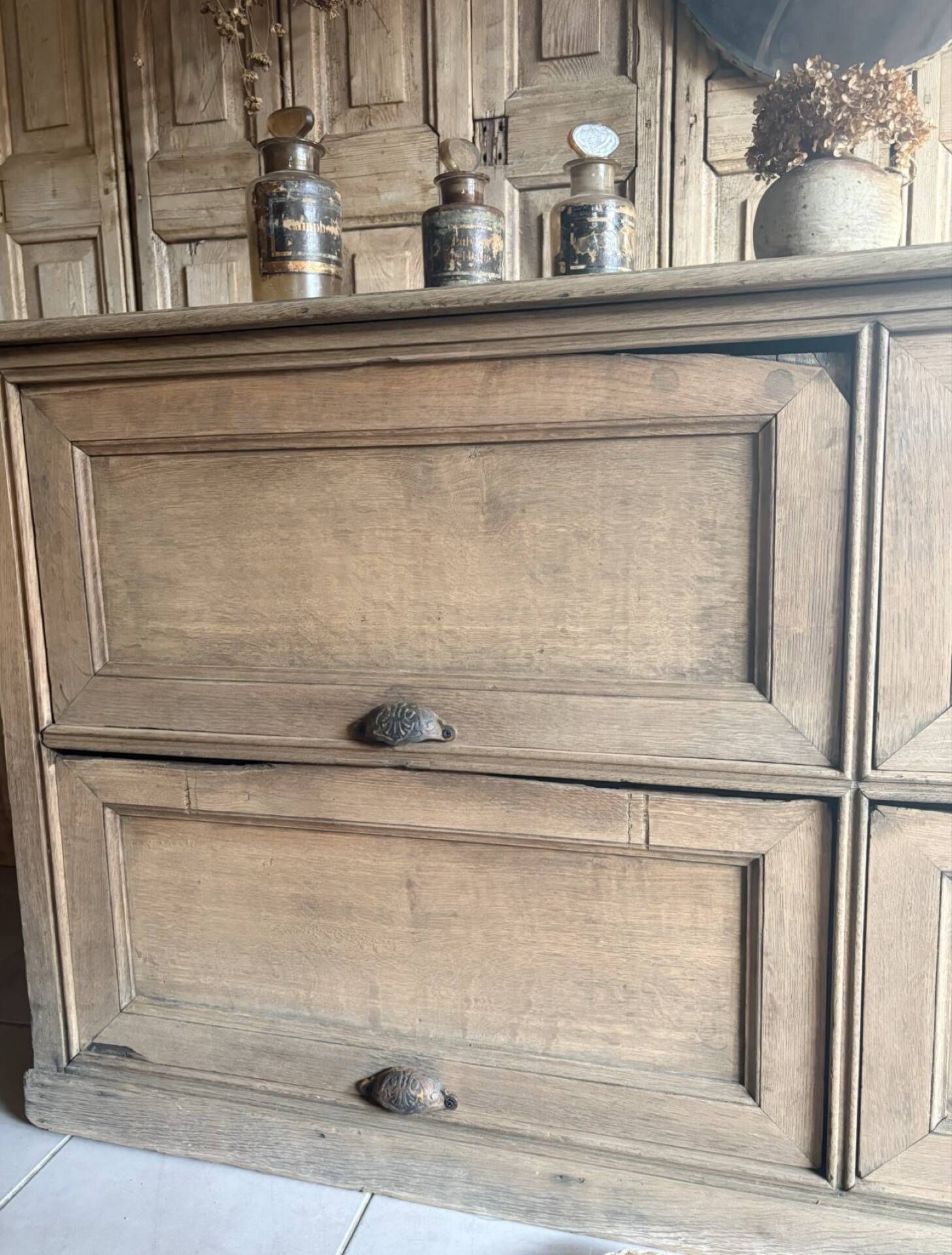 Ancien meuble à clapets en chêne