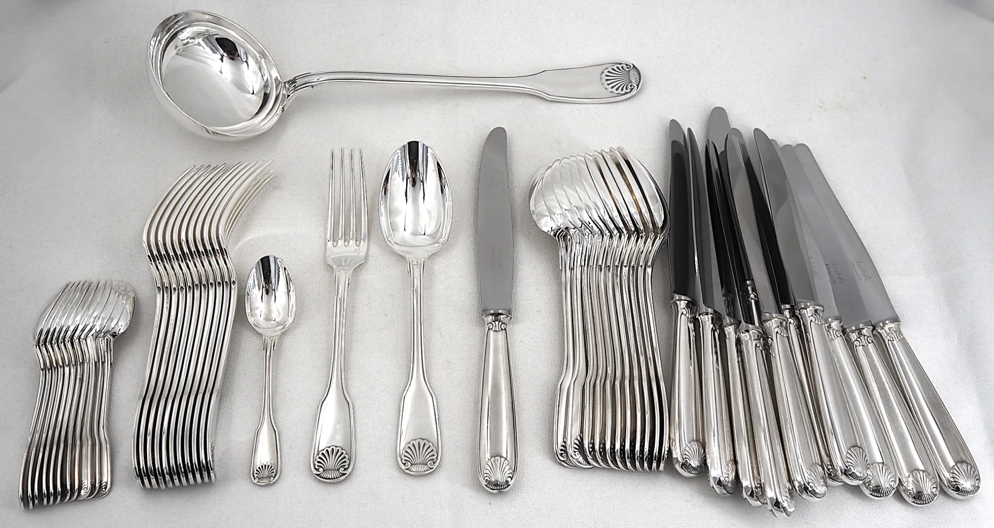 Christofle Vendôme Shell, cutlery set 49 pieces, silver-plated knives.