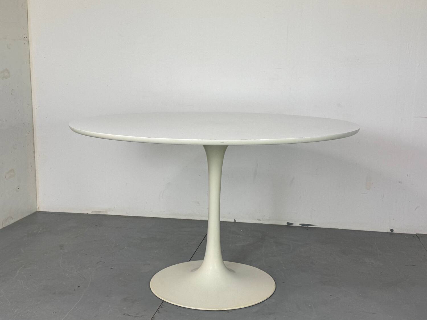Table à manger tulipe blanche de style Space Age du milieu du siècle par Arkana, années 1960