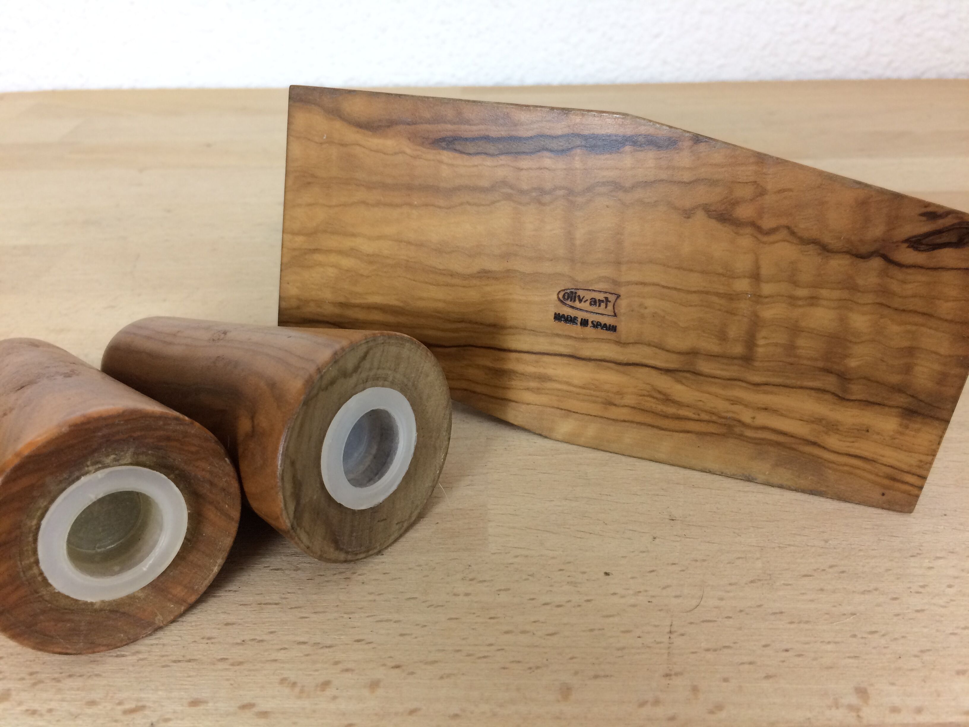 Servant salt and pepper in olive wood