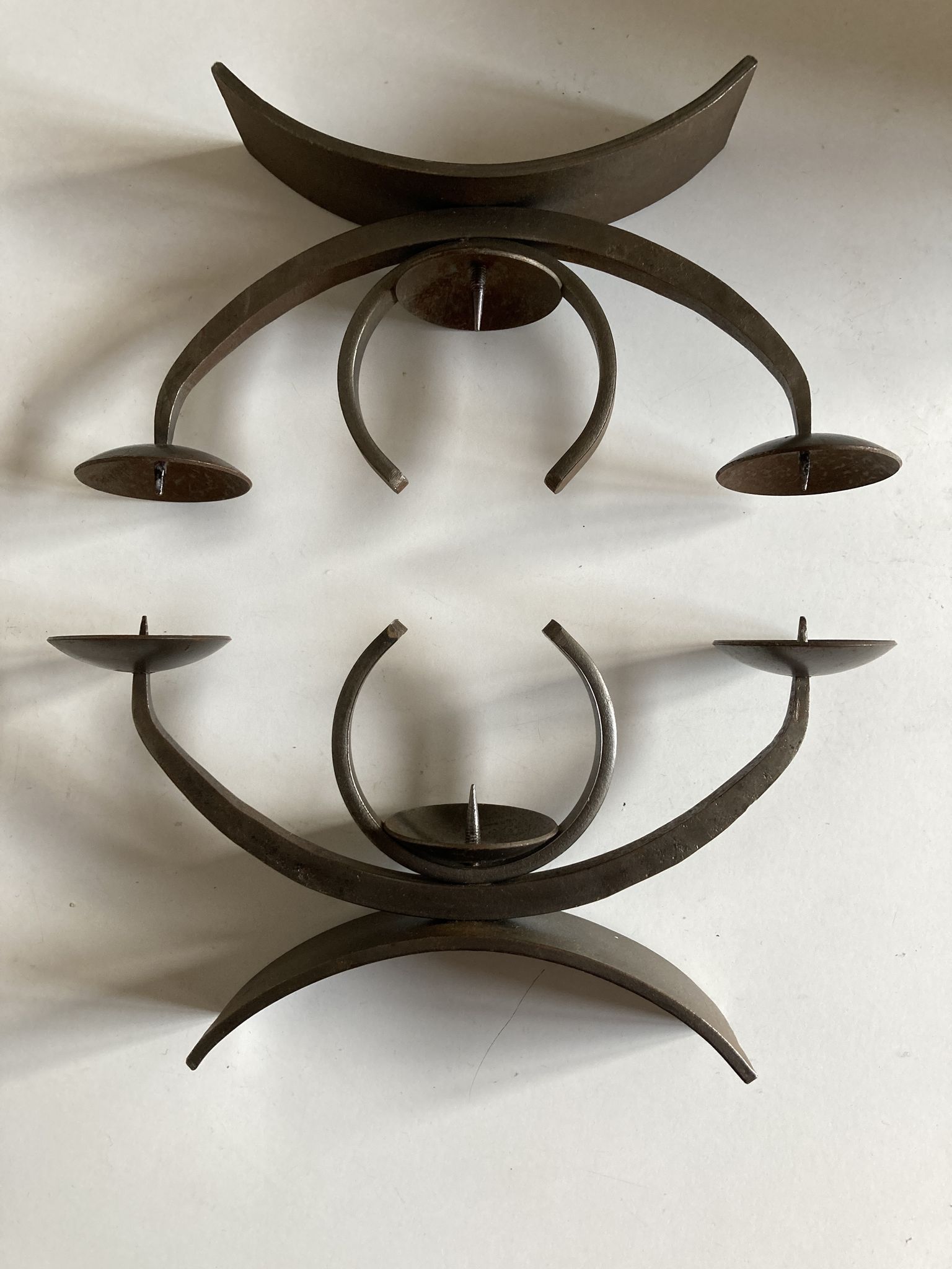 Paire de bougeoirs modernistes en fer battu 1970