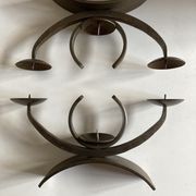 Paire de bougeoirs modernistes en fer battu 1970