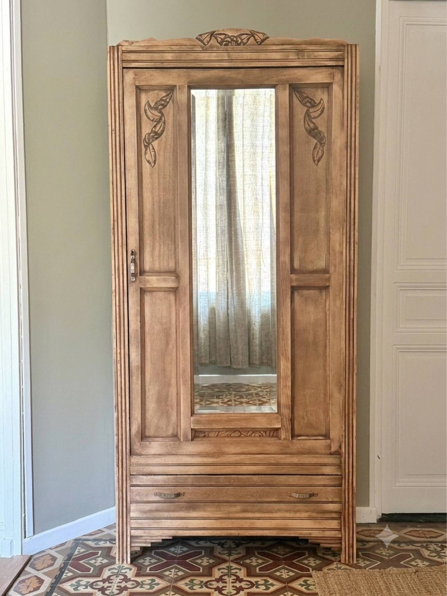 Parisian wardrobe bonnetière