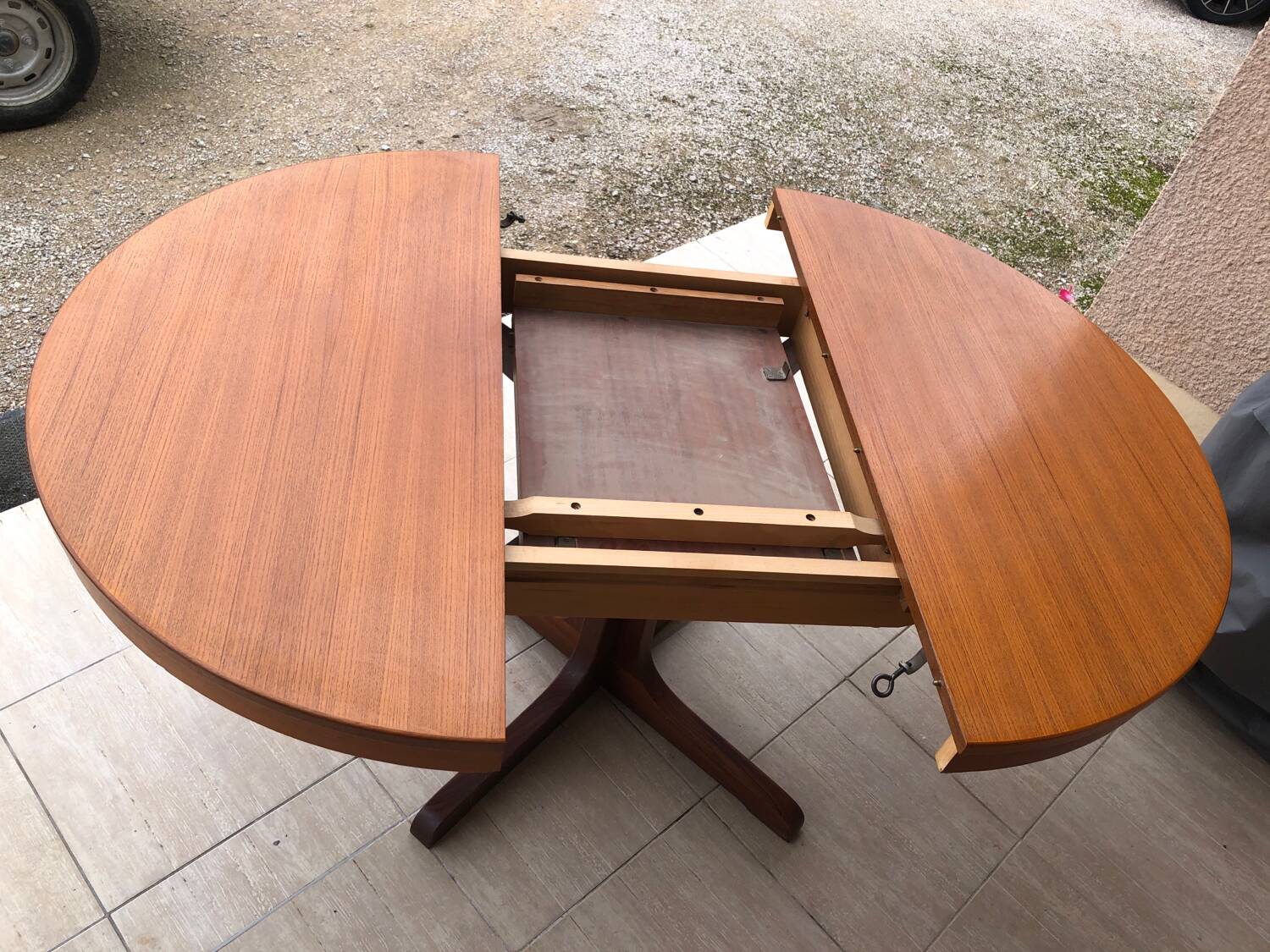 Baumann extendable round table