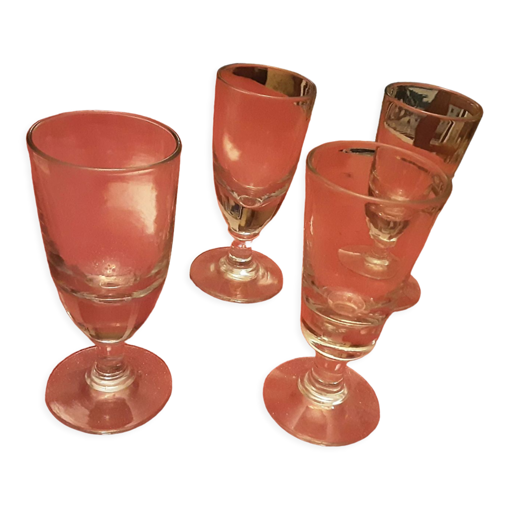 Verre Ancien Sur Pied – Verre Épais – Bon État – Hauteur 8.9cm