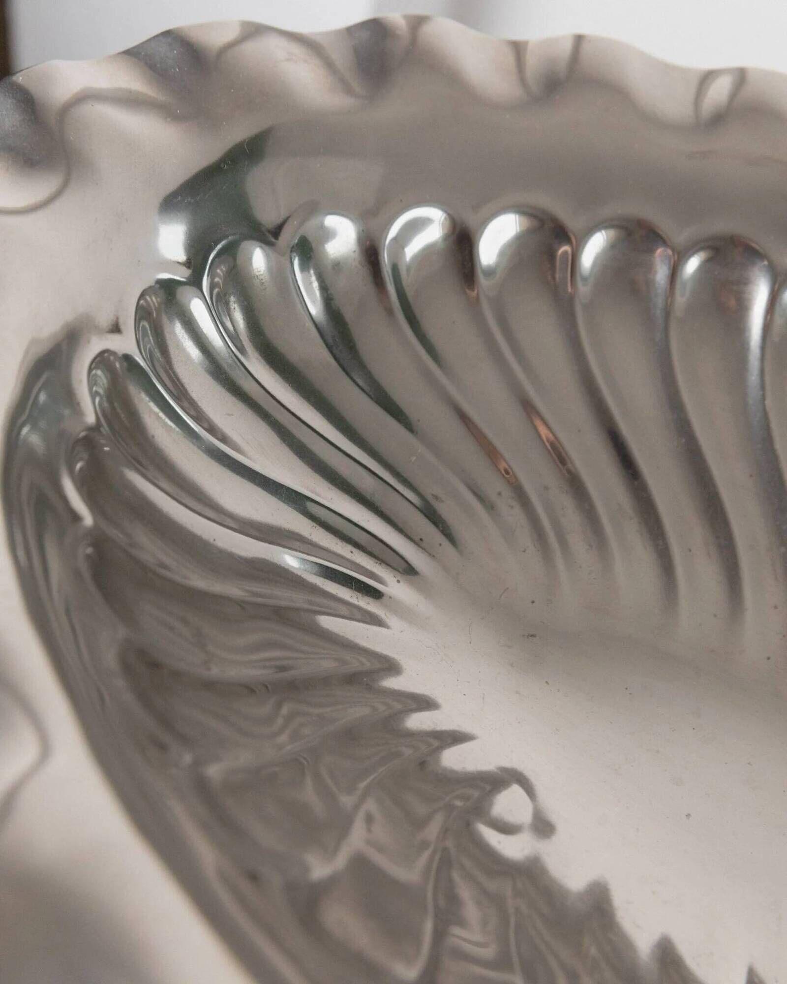 Silver-plated metal vintage bowl with curved rim and relief - Italian 1940s centrepiece