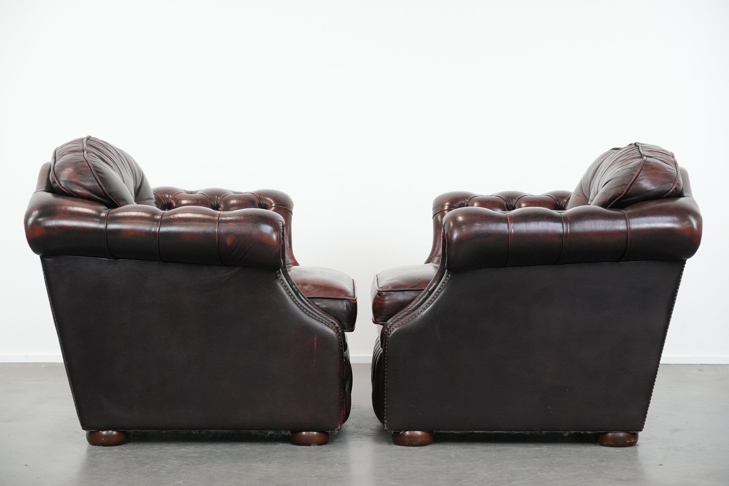 Set of two marbled cowhide leather Chesterfield armchairs in English style