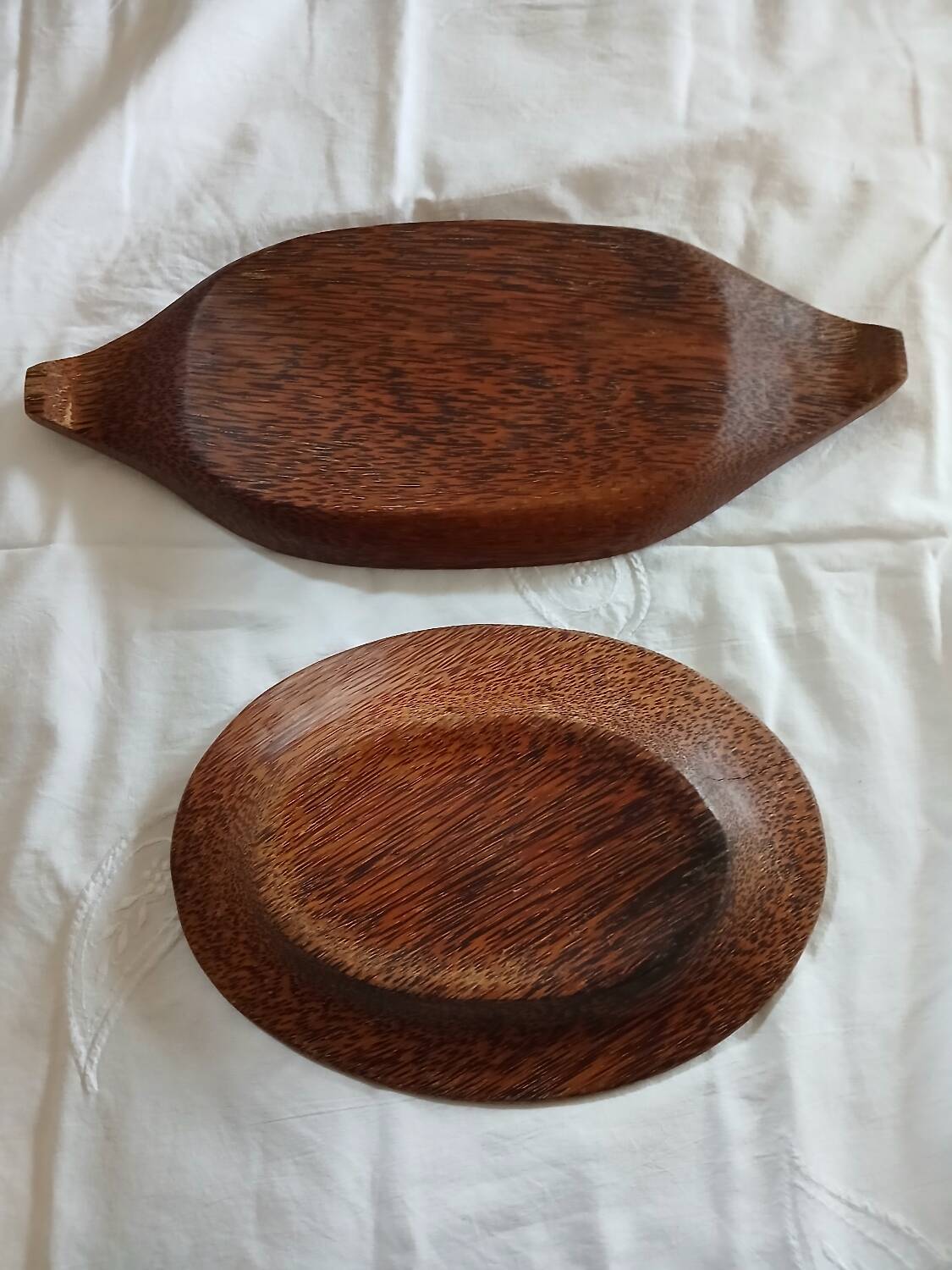 2 coconut wood dishes