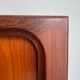 Basse vintage danoise en teck sur plinthe