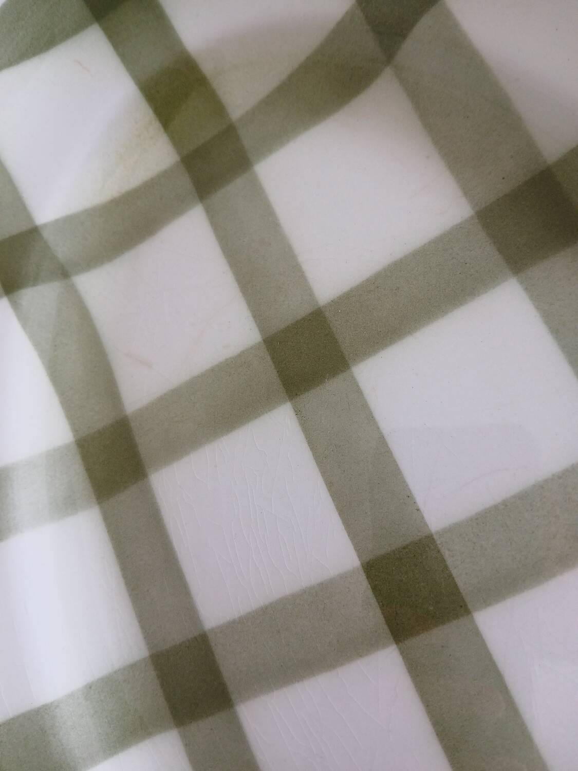 Moulin des Loups presentation dish tablecloth model