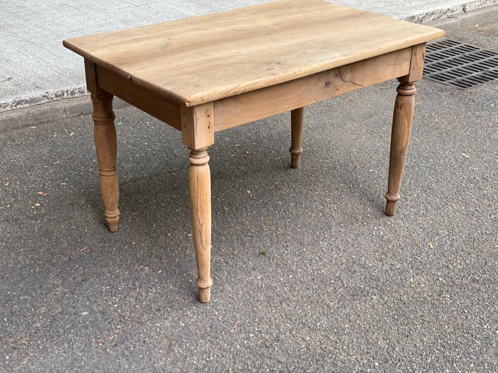 Petite table de ferme compacte 108x70cm décapée style campagne chic