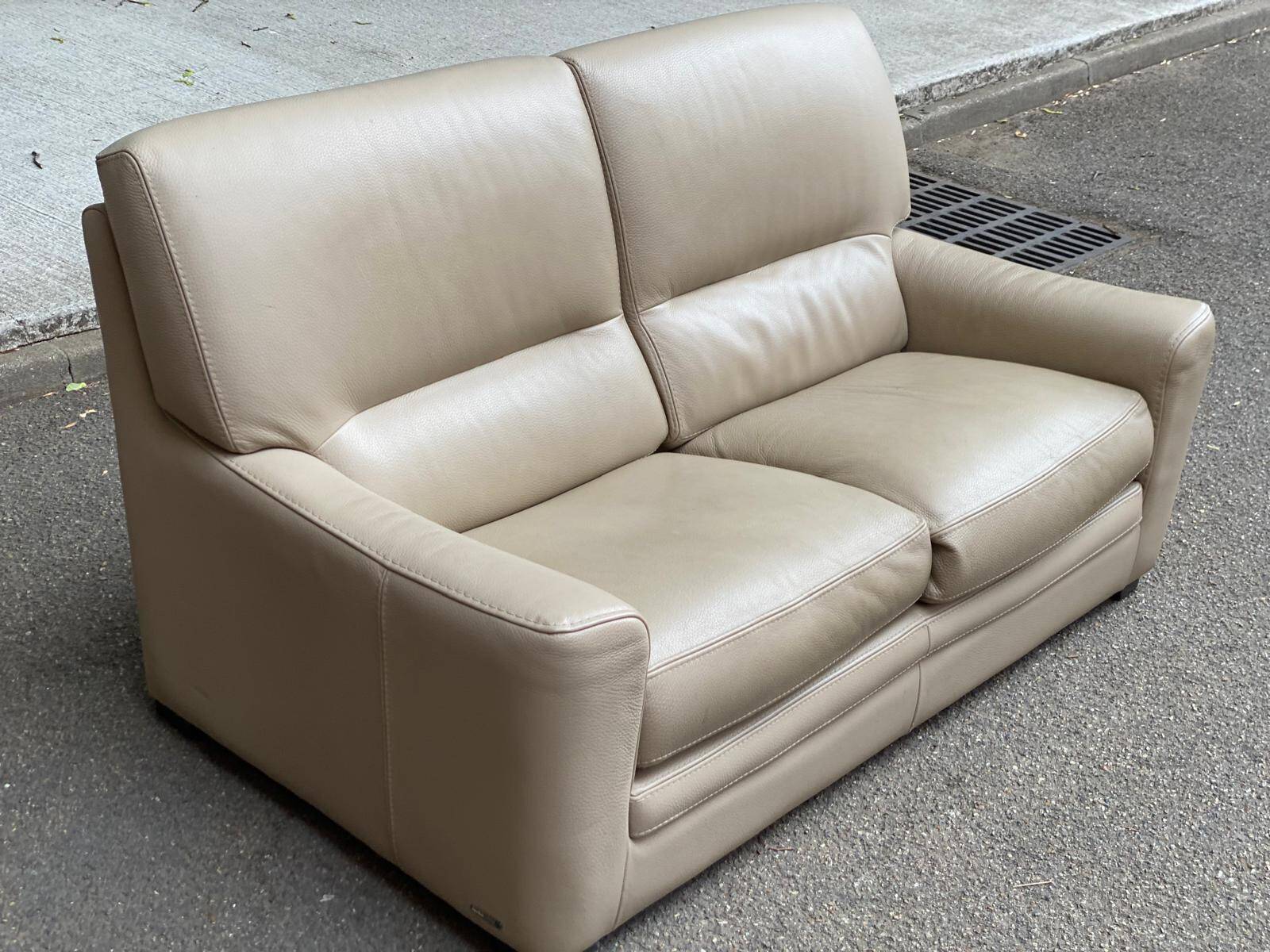 2/3-seater sofa in genuine beige leather by Roche Bobois. Very good condition, great comfort.