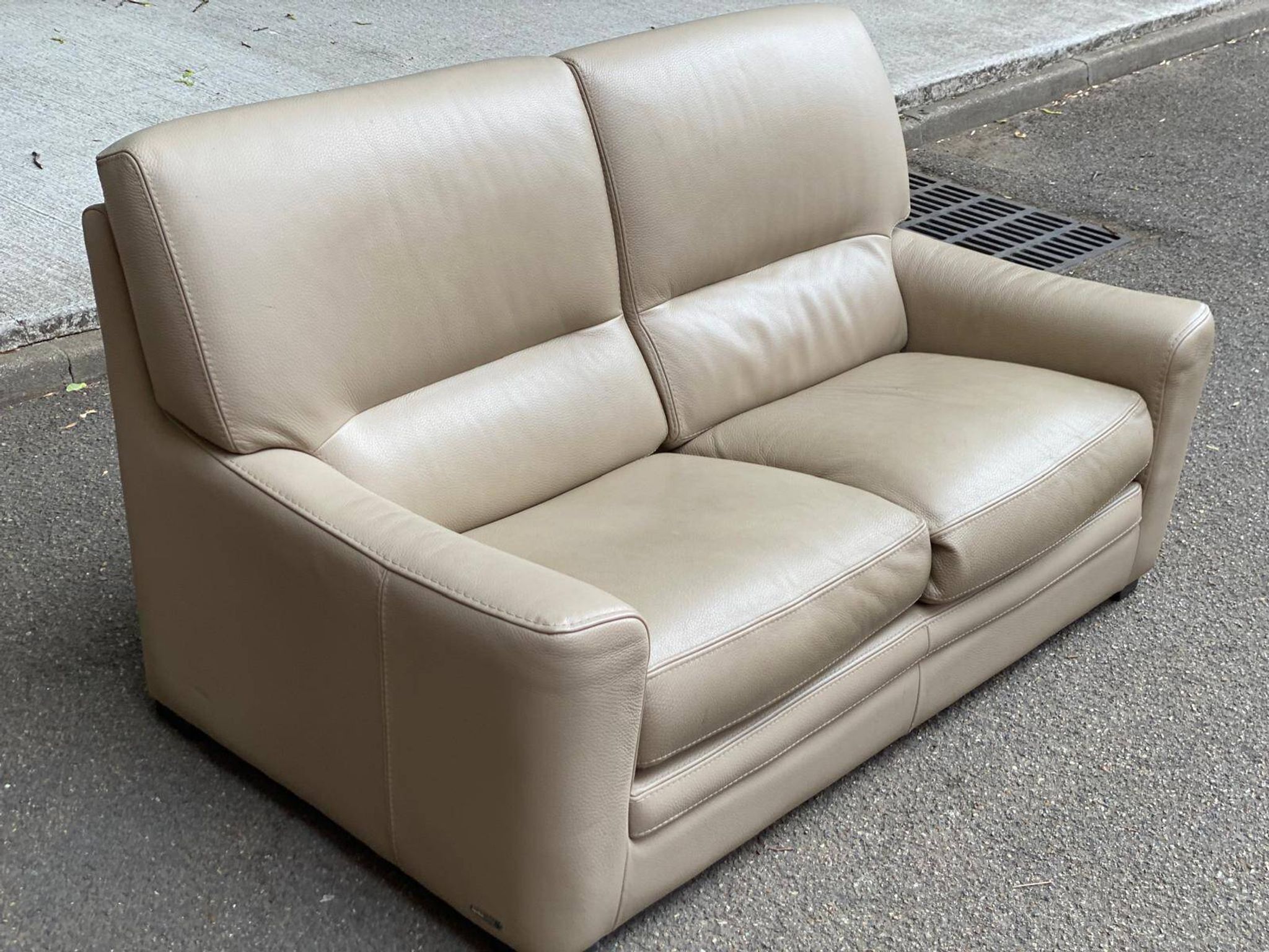 2/3-seater sofa in genuine beige leather by Roche Bobois. Very good condition, great comfort.