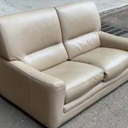 2/3-seater sofa in genuine beige leather by Roche Bobois. Very good condition, great comfort.