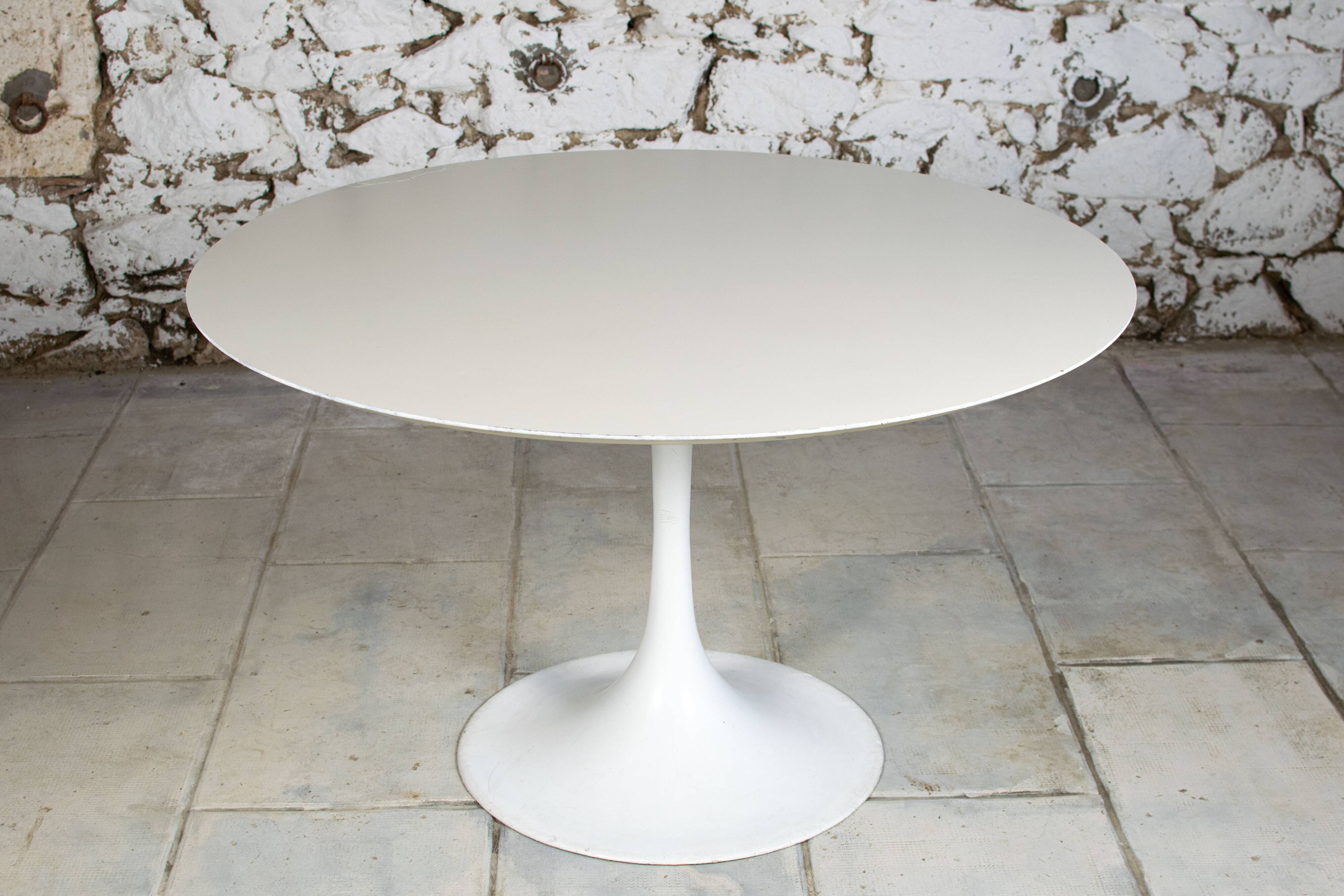 Vintage tulip table 1970