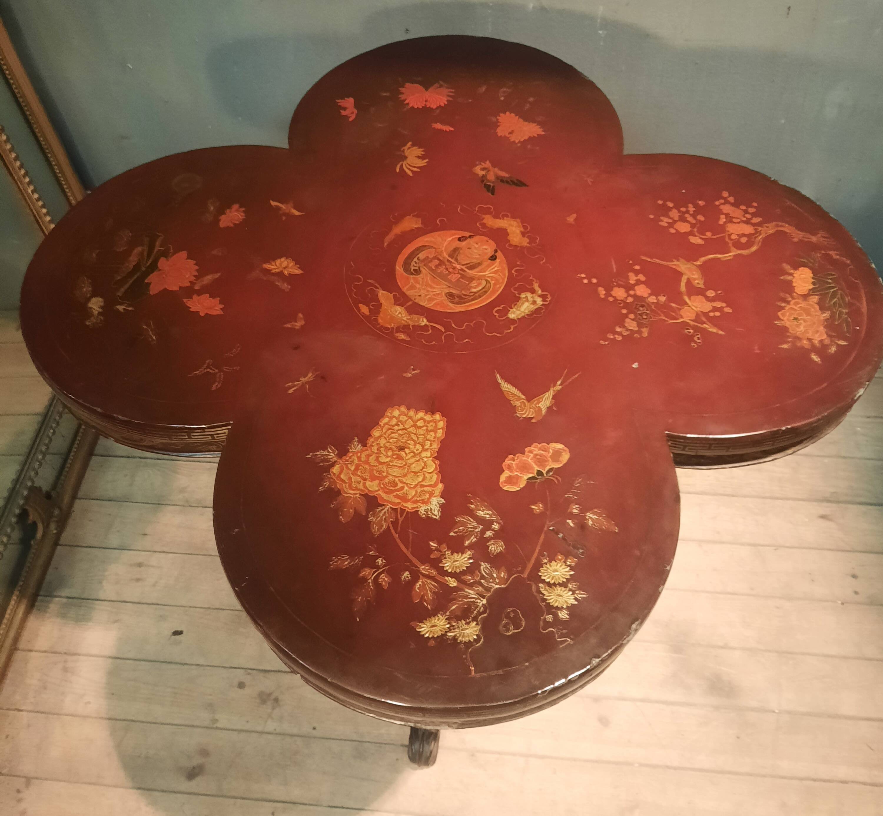 Guéridon with a polylobed top in Far Eastern lacquer.