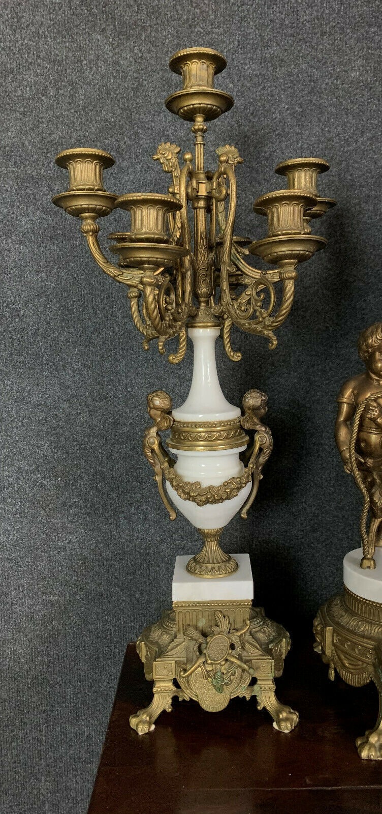 Pendule triptyque aux "Amours de Bacchus" en bronze a patine brune.