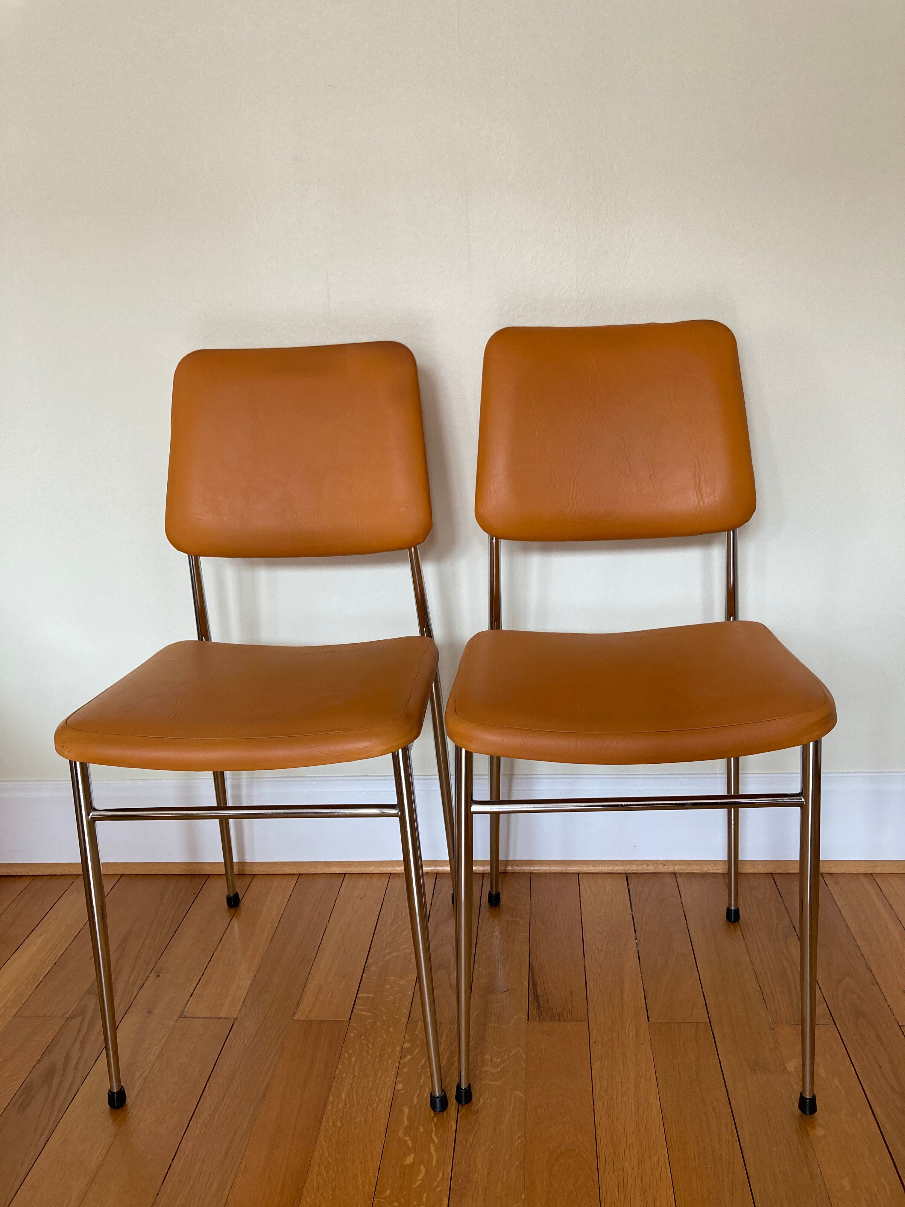 Paire de chaises chromé et skai orange