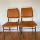 Paire de chaises chromé et skai orange