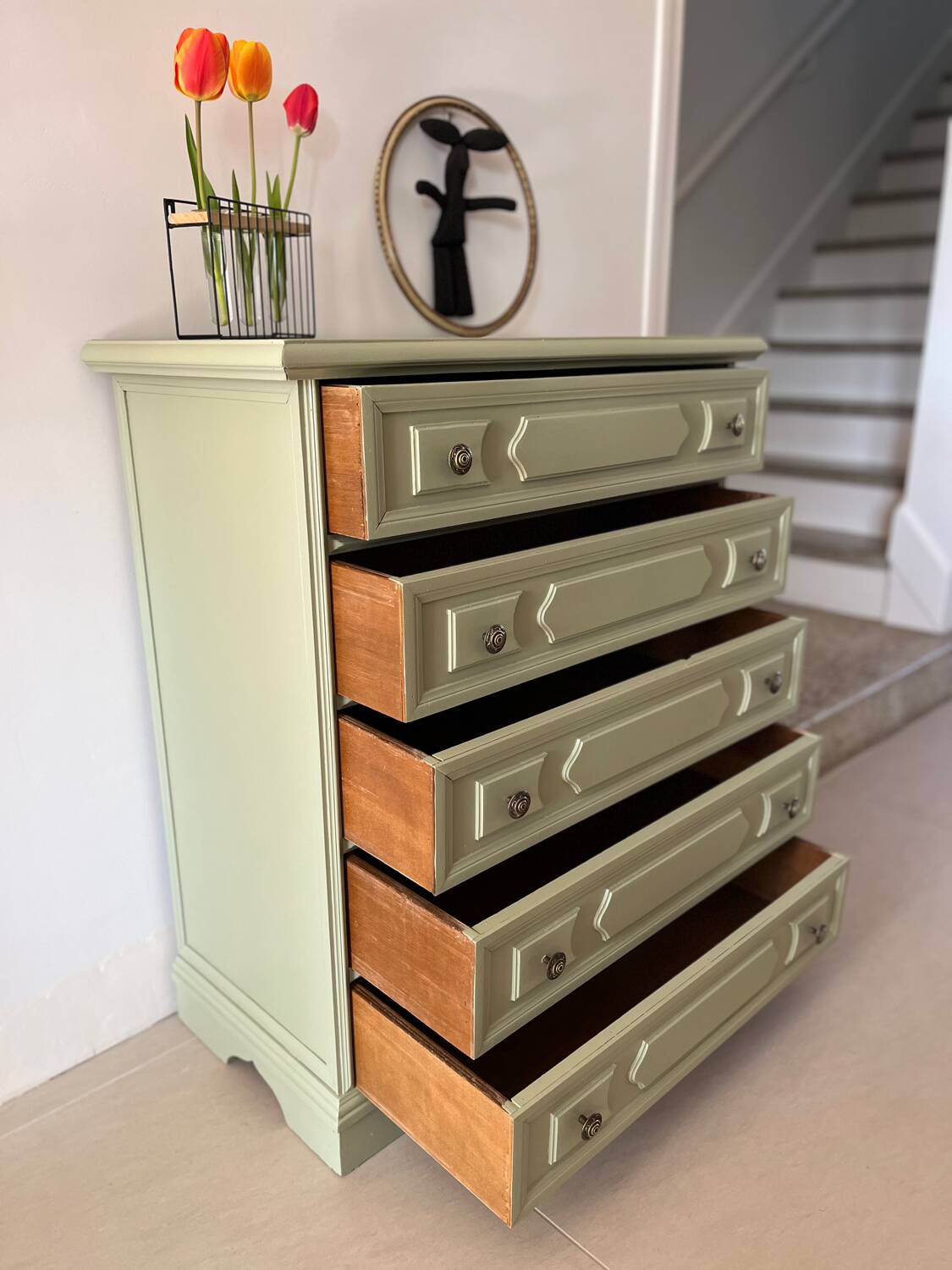 Refurbished antique chest of drawers with 5 drawers