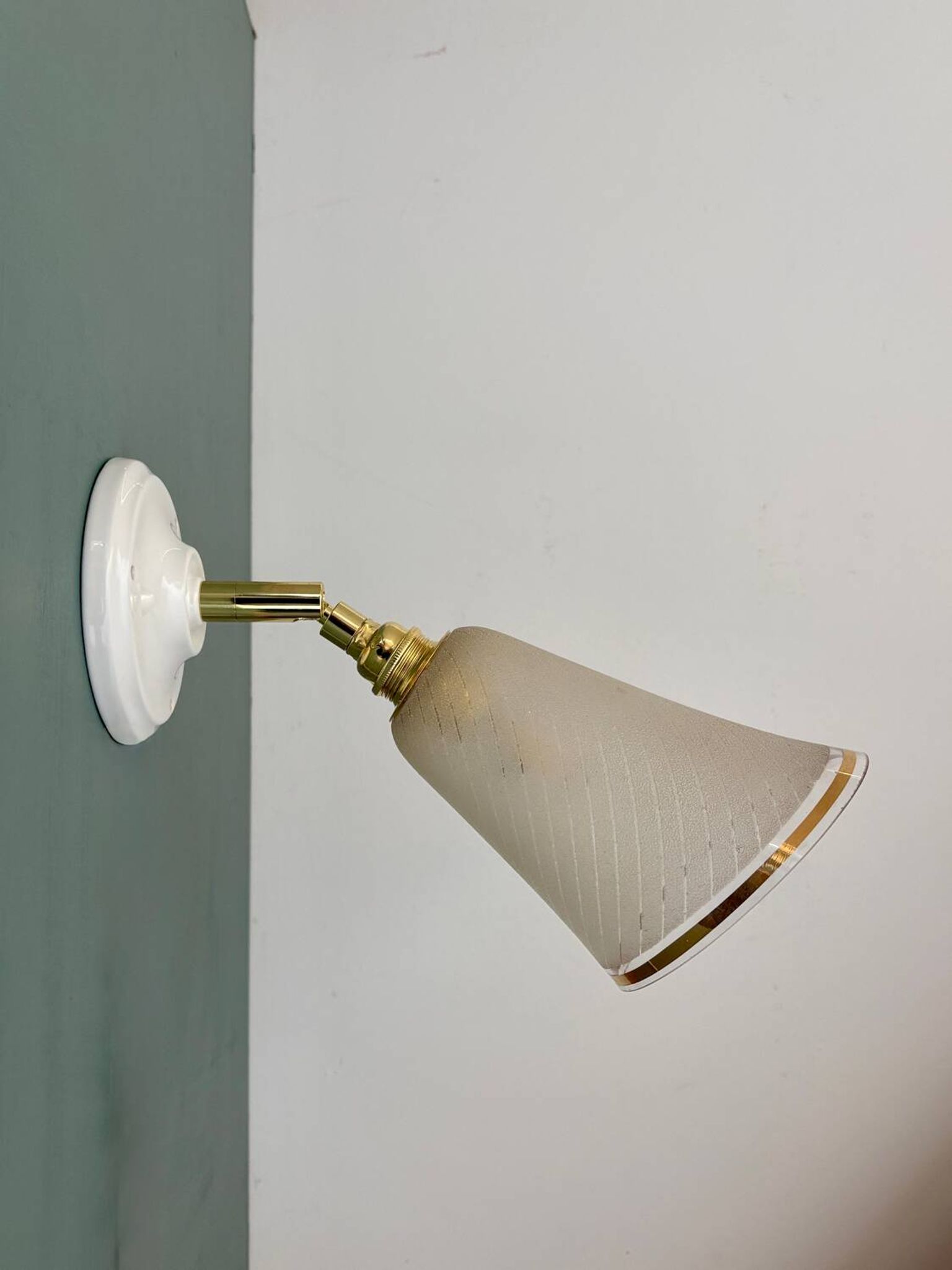 Vintage tulip wall lamp in white and gold granite glass