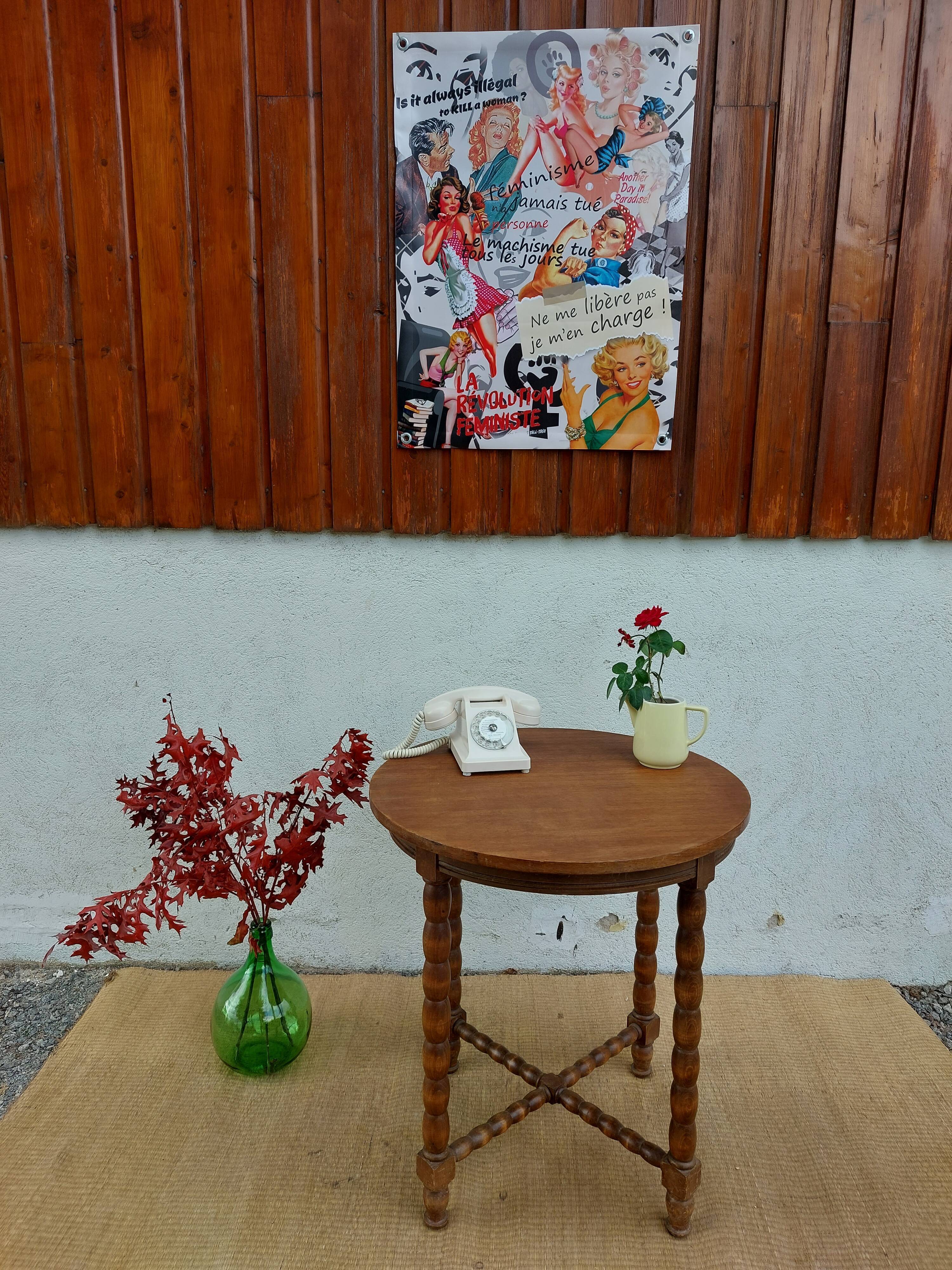 Round table, turned wooden legs