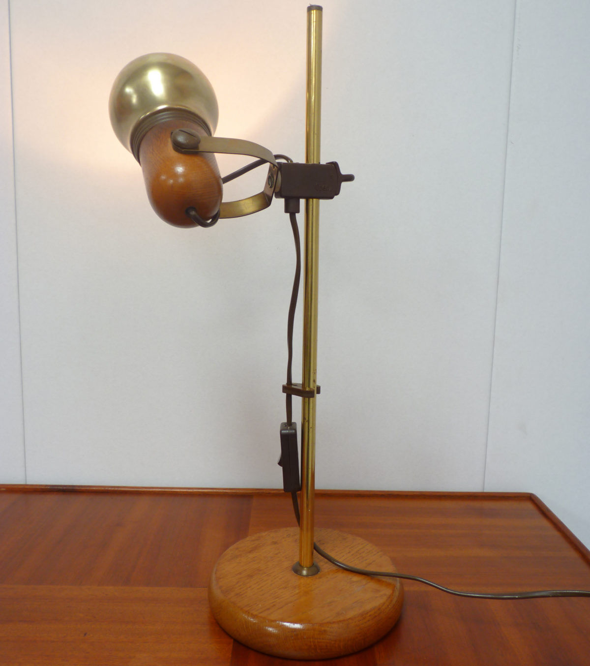 Table lamp in brass and wood 70s